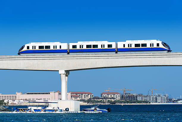monorail in dubai, vereinigte arabische emirate - united arab emirates train dubai light rail stock-fotos und bilder