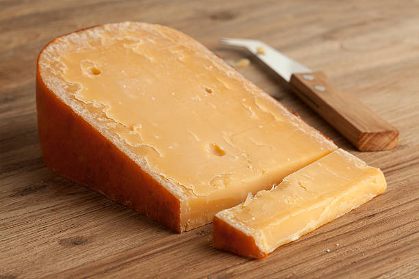 peça de três anos o queijo «gouda» - gouda imagens e fotografias de stock
