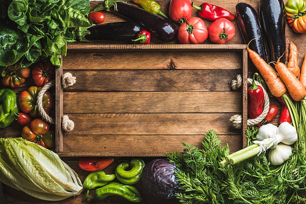 ingredientes crus frescos para cozinhar ou salada saudável fazer com - vegetables table imagens e fotografias de stock