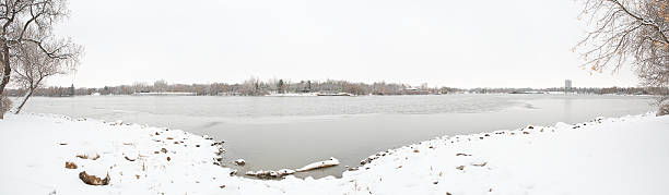 panorama winter in der wascana lake in regina - wascana lake stock-fotos und bilder