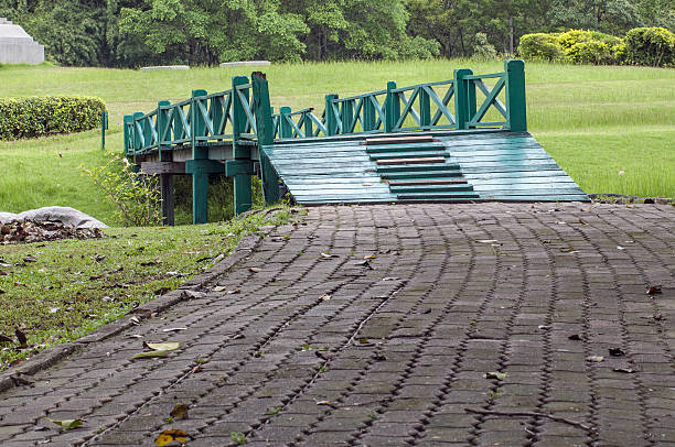 pasarela de madera sobre una brook en el parque - pond athwart footbridge bridge fotografías e imágenes de stock