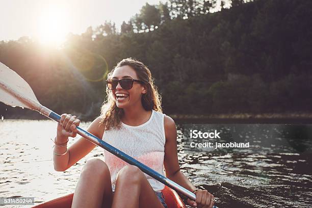 Mujer Joven Sonriente En Kayak En Un Lago Foto de stock y más banco de imágenes de Mujeres - Mujeres, Verano, Una sola mujer