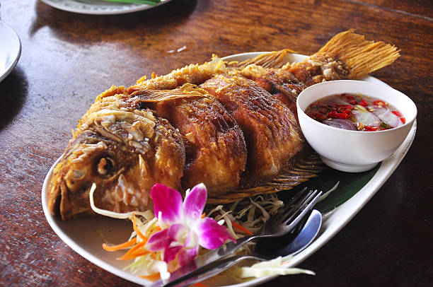 tilapia du nil cuit avec sauce spéciale, cuisine thaïlandaise - thai culture food ingredient set photos et images de collection