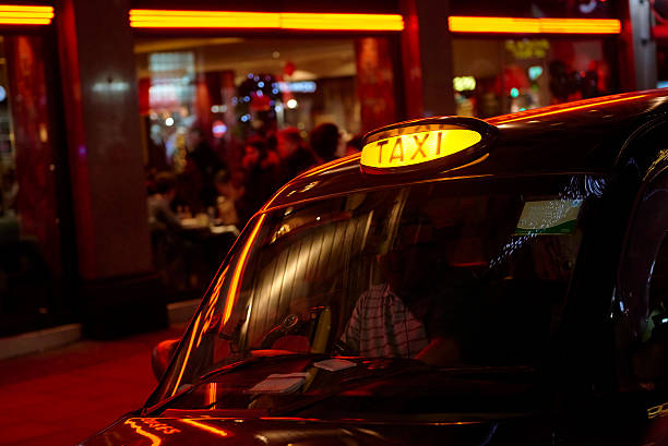 señal de taxi, negro - black cab fotografías e imágenes de stock