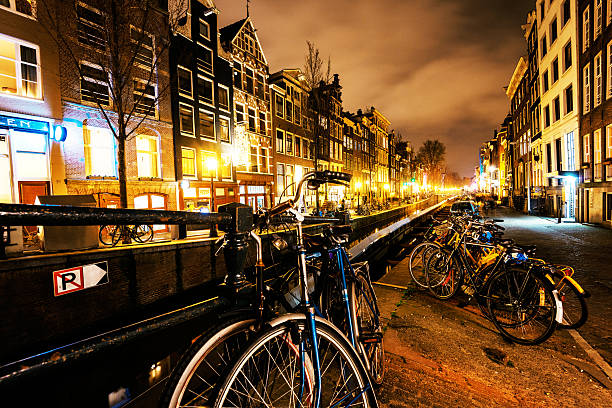 città di amsterdam, canali, feste e alla bellissima architettura - flowing river water dam foto e immagini stock