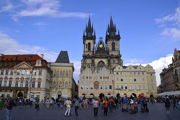 관광객 올드 타운 스퀘어, 프라하, 체코 - tourist day prague crowd 뉴스 사진 이미지