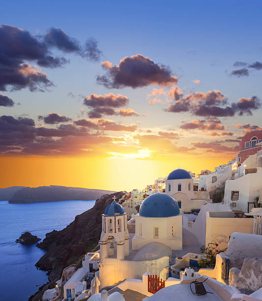 サントリーニの夕日ヴィラージュイアでギリシャ） - santorini greece oia sunset ストックフォトと画像