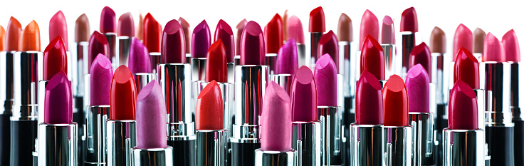 A studio shot of many different colored lipstickshttp://195.154.178.81/DATA/i_collage/pi/shoots/783581.jpg