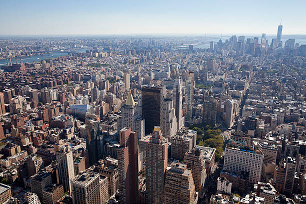 szerokokątny widok manhattanu w nowym jorku - flat vanishing point distant mid distance zdjęcia i obrazy z banku zdjęć