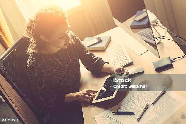 Mujer Joven Trabajando En Casa Oficina Pequeña Foto de stock y más banco de imágenes de Trabajar desde casa - Trabajar desde casa, Oficina, Tableta digital