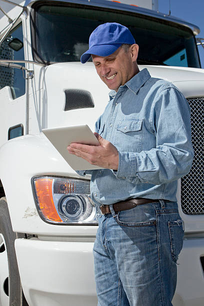 lkw-fahrer und tablet pc - computer manual worker truck driver truck stock-fotos und bilder
