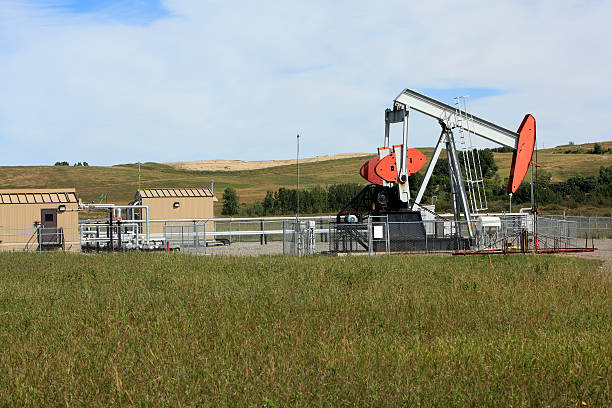 indústria de petróleo de jack de bomba e compressor - oil pump oil industry alberta equipment imagens e fotografias de stock