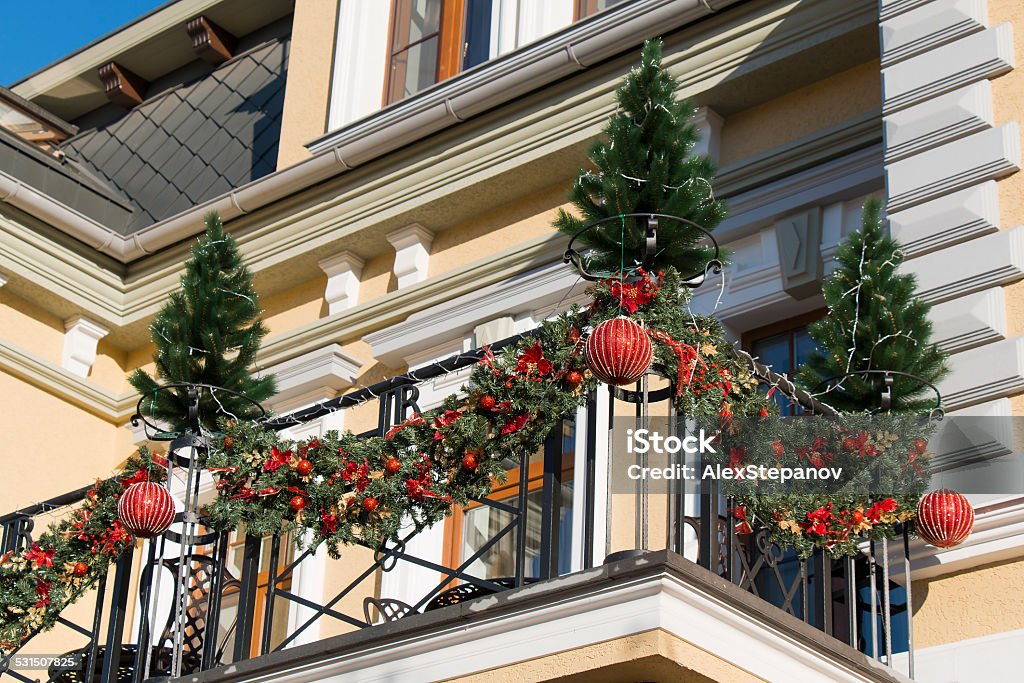 Foto de Decorações De Natal Na Varanda e mais fotos de stock de Sacada -  iStock
