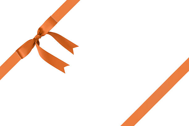composition d'emballage avec orange classique noeud en ruban - isolated on white bow gift homemade photos et images de collection