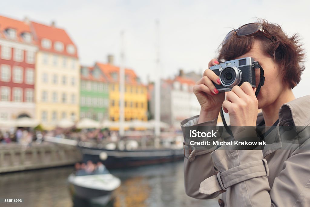 Turista tomando fotografías en Nyhavn, Copenhague. - Foto de stock de 2015 libre de derechos