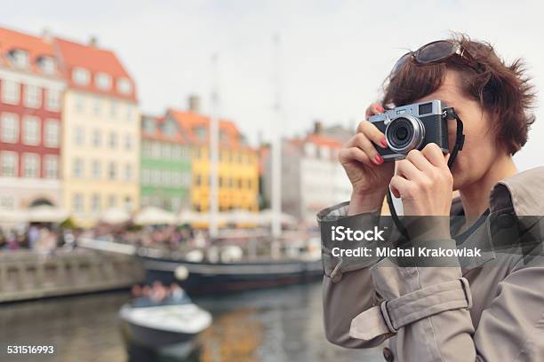 Turista Tomando Fotografías En Nyhavn Copenhague Foto de stock y más banco de imágenes de 2015 - 2015, 30-39 años, 35-39 años