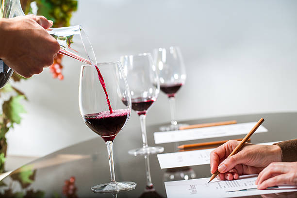 ręka wylewanie czerwonego wina w smaku. - wine decanter red restaurant zdjęcia i obrazy z banku zdjęć