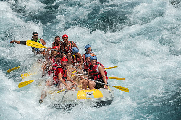 white water rafting auf - white water rafting outdoor pursuit rafting rapid stock-fotos und bilder