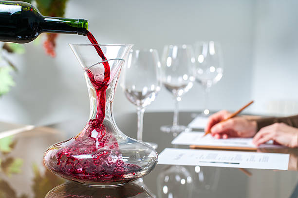 sommelier verser le vin dans le decanter. - carafe decanter glass wine photos et images de collection