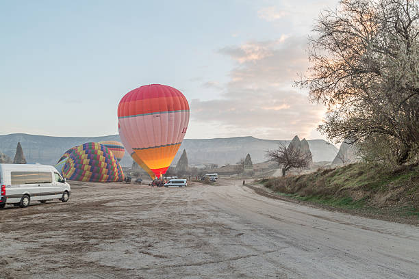 balloom 離陸する - inflating balloon women growth ストックフォトと画像