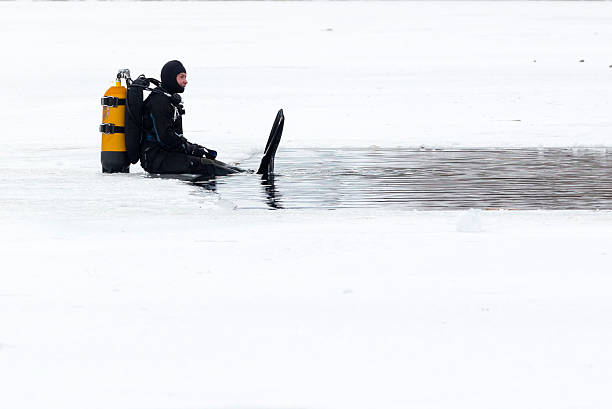 taucher kaltes wasser - oxygen tank underwater diving diving wetsuit stock-fotos und bilder