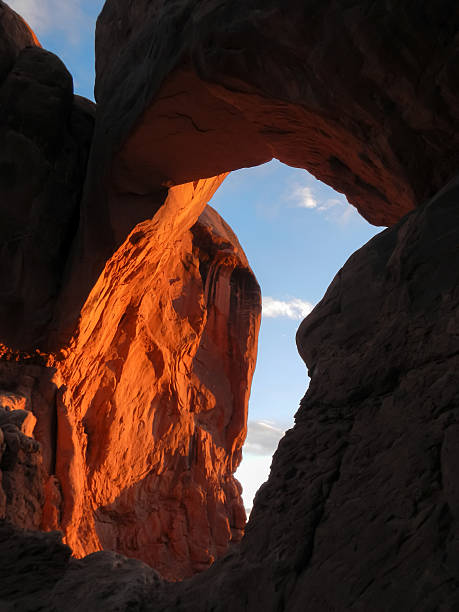 doble arco cierre - travel famous place balanced rock beauty in nature fotografías e imágenes de stock