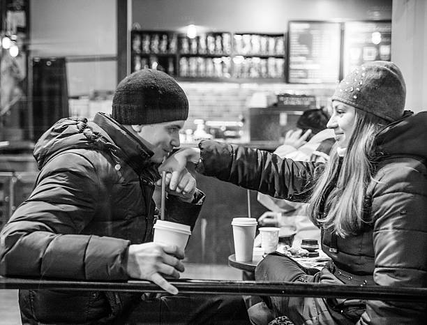 homem e mulher no cafe - new york city black and white city looking at view - fotografias e filmes do acervo