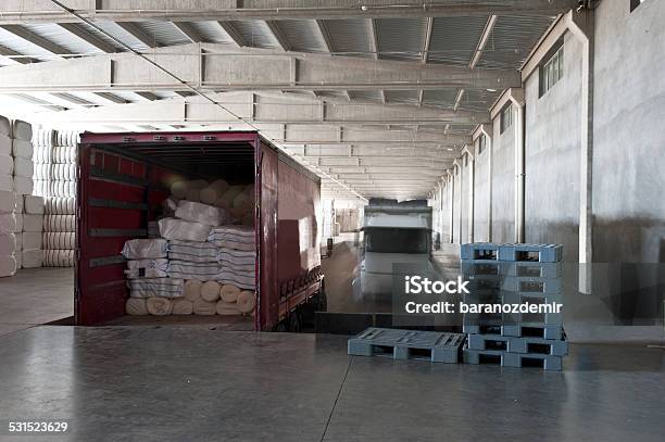 Beladen Truck Stockfoto und mehr Bilder von Kleinlastwagen - Kleinlastwagen, Lagerhalle, Schweres Nutzfahrzeug