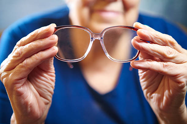 istock Old woman hands with eyeglasses 531531025