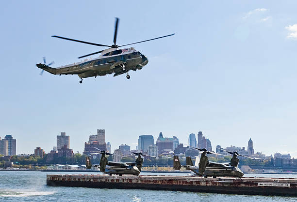 la ville de new york, états-unis, sikorsky vh 3d et mv - 22 osprey - helicopter boeing marines military photos et images de collection