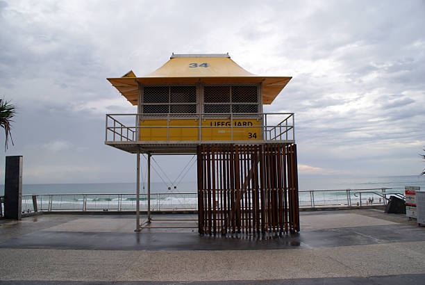 監視員のタワー - gold coast australia lifeguard sea ストックフォトと画像