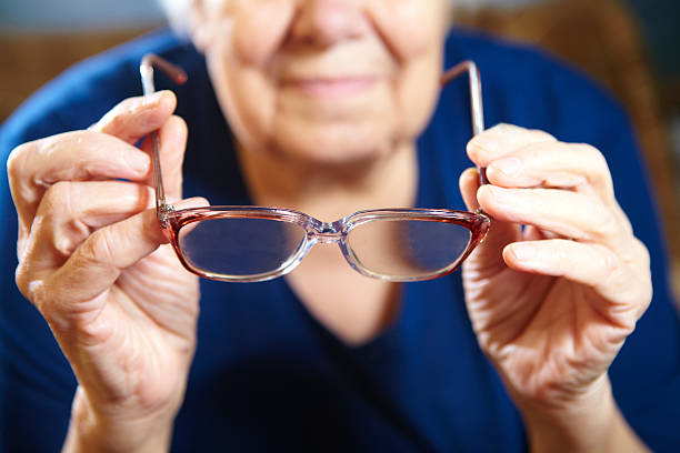 istock Old woman hands with eyeglasses 531534719