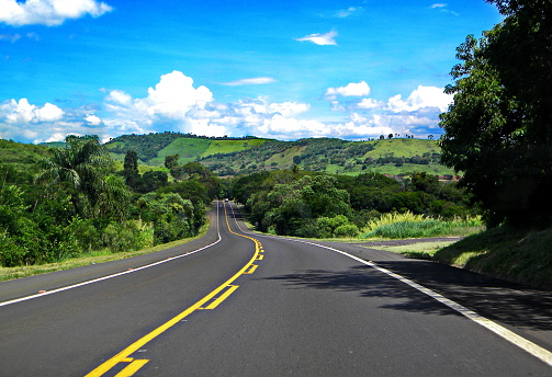Beautiful scenery with road pictures on BR 277 that links the coast to the border in Foz do Iguaçu, Paraná. Photo taken on 12.16.2012.