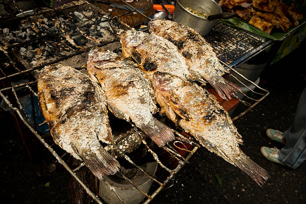 бангкок таиланд street food соленого свежей рыбы - silom стоковые фото и изображения