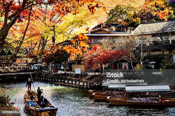 Imageing De Otoño Seasnon En Arashiyama Japón Foto de stock y más banco de imágenes de Arashiyama - Arashiyama, Prefectura de Kioto, Embarcación marina