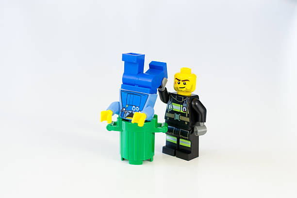 brinquedo de minifigure de lego - upside down men garbage can human leg - fotografias e filmes do acervo