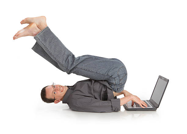 flexible fröhlich mann mit laptop - flexibility business gymnastics exercising stock-fotos und bilder