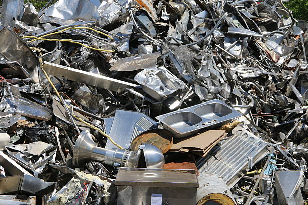 ferraille d'acier inoxydable - scrap metal part of metal recycling photos et images de collection