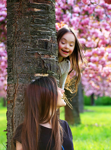 heureuse jolie jeune femme avec fille - cherry blossom flower head spring flower photos et images de collection