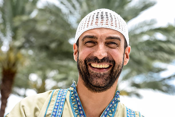 улыбающегося ближнего востока человек - kufi стоковые фото и изображения