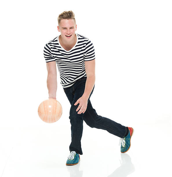 sorridente uomo giocando palla da bowling - bowling ten pin bowling male sportsman foto e immagini stock