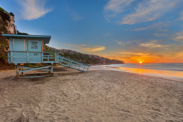 rettungsschwimmer-turm während dem sonnenuntergang am strand mit atemberaubenden wolken - surfing surf wave extreme sports stock-fotos und bilder