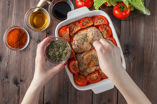 muslo del pollo pan pita, listo para el horno - espolvorear fotografías e imágenes de stock