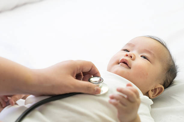 exames asiático médico com estetoscópio para bebê recém-nascido no hospital - doctor stethoscope nurse asian ethnicity - fotografias e filmes do acervo