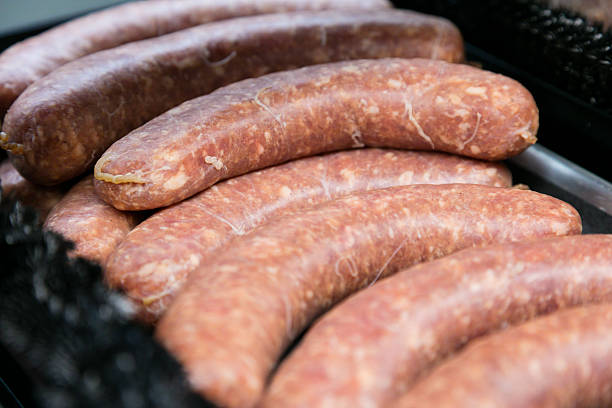 wydział mięsa sklep spożywczy-kiełbasa - butchers shop meat sausage store zdjęcia i obrazy z banku zdjęć