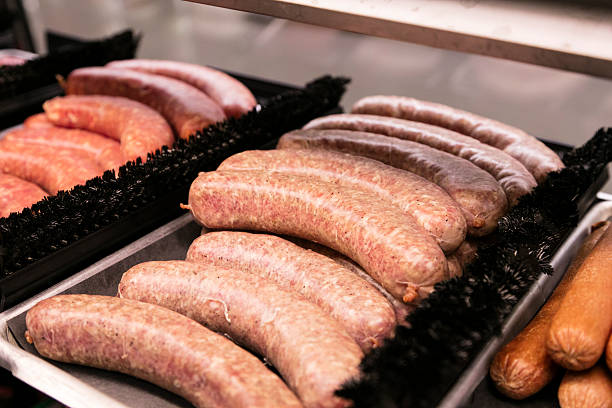 wydział mięsa sklep spożywczy-kiełbasa - butchers shop meat sausage store zdjęcia i obrazy z banku zdjęć