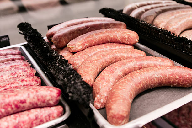 wydział mięsa sklep spożywczy-kiełbasa - butchers shop meat sausage store zdjęcia i obrazy z banku zdjęć