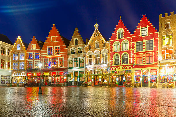 noël old market square, dans le centre-ville de bruges, belgique - flanders bruges dusk building exterior photos et images de collection