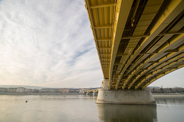 margit puente en budapest - margit bridge fotos fotografías e imágenes de stock