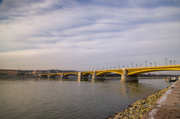 margit puente en budapest - margit bridge fotos fotografías e imágenes de stock